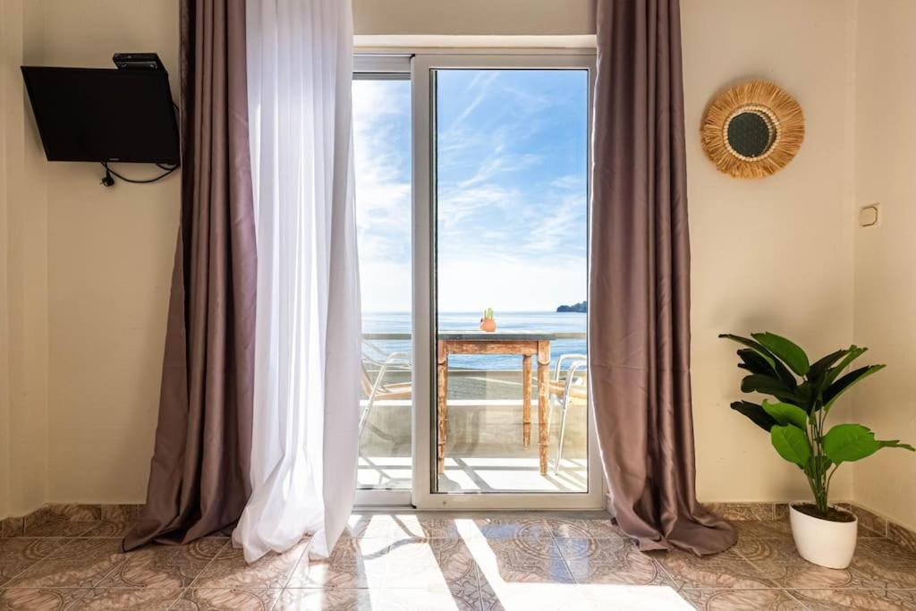 Potam'sea Bliss 2 - Front, Parking & Sun Beds * Himara